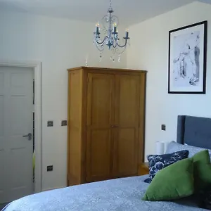  Apartment Hunter's Retreat